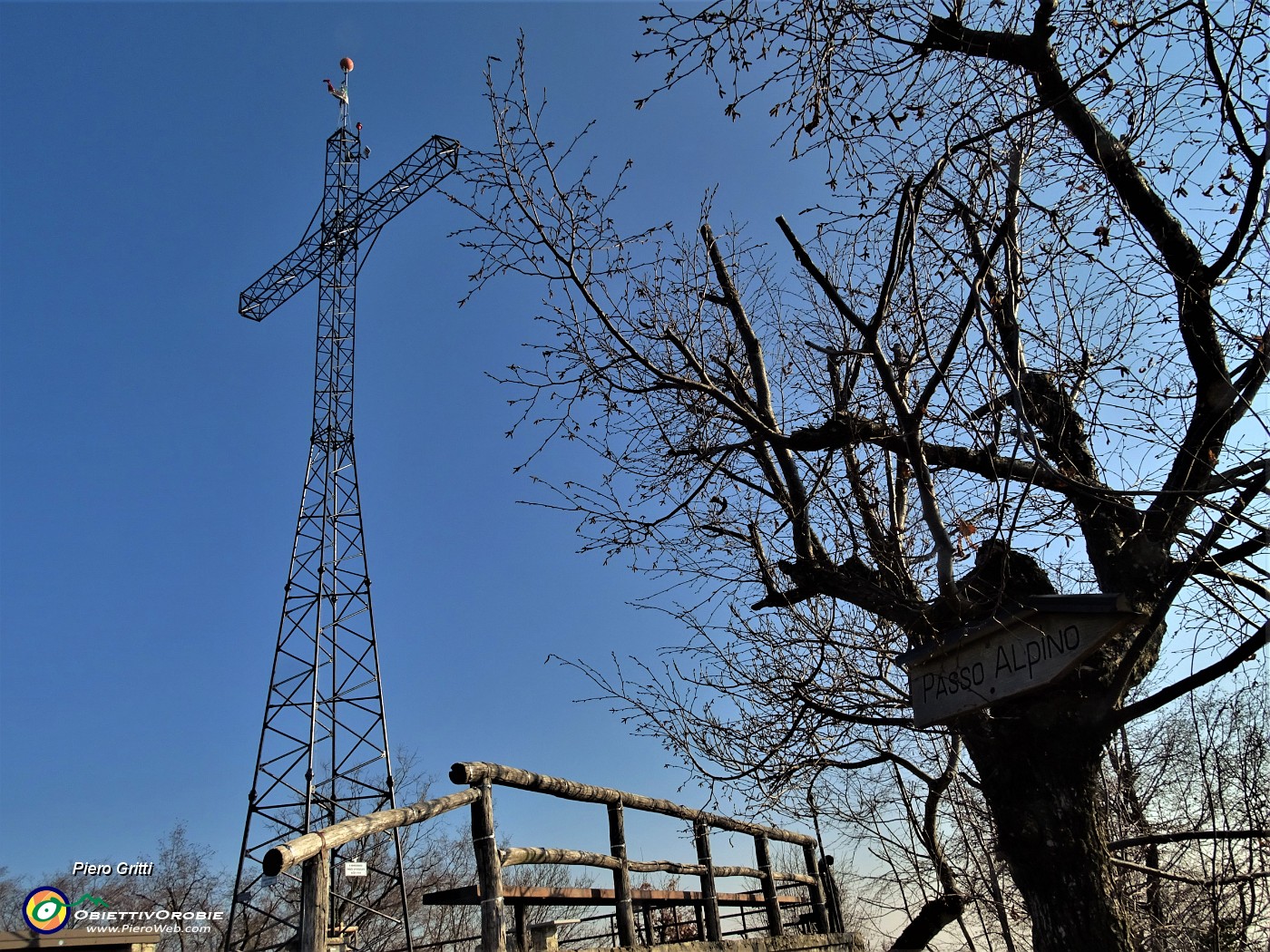 64 Croce di vetta del Monte Ubione (895 m), 25 metri, sovrastata dal tricolore, opera Amici Monte Ubione e  Alpini nel 1972.JPG